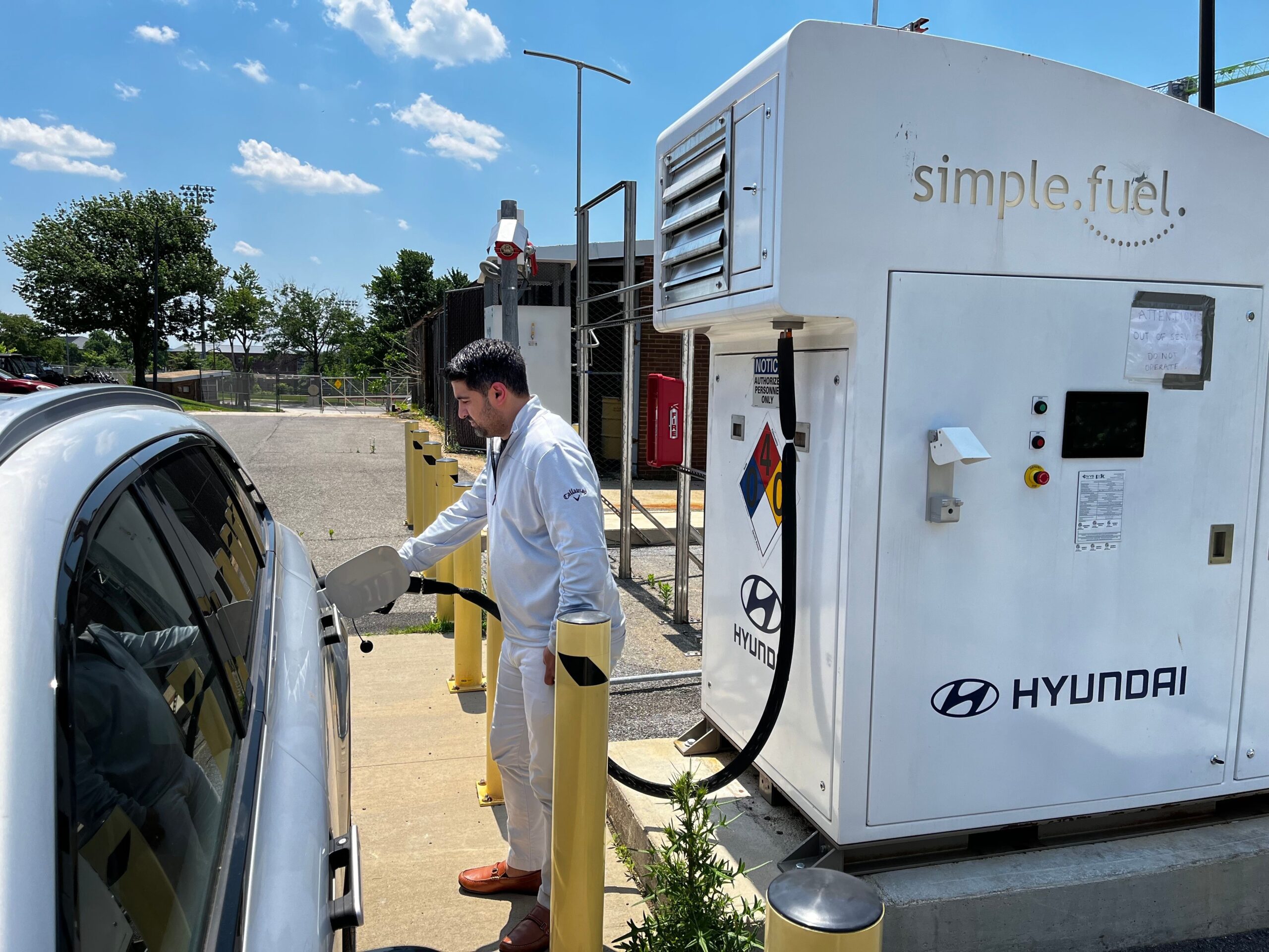 Fuel cell re-fueling station